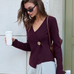 lila strickjacke