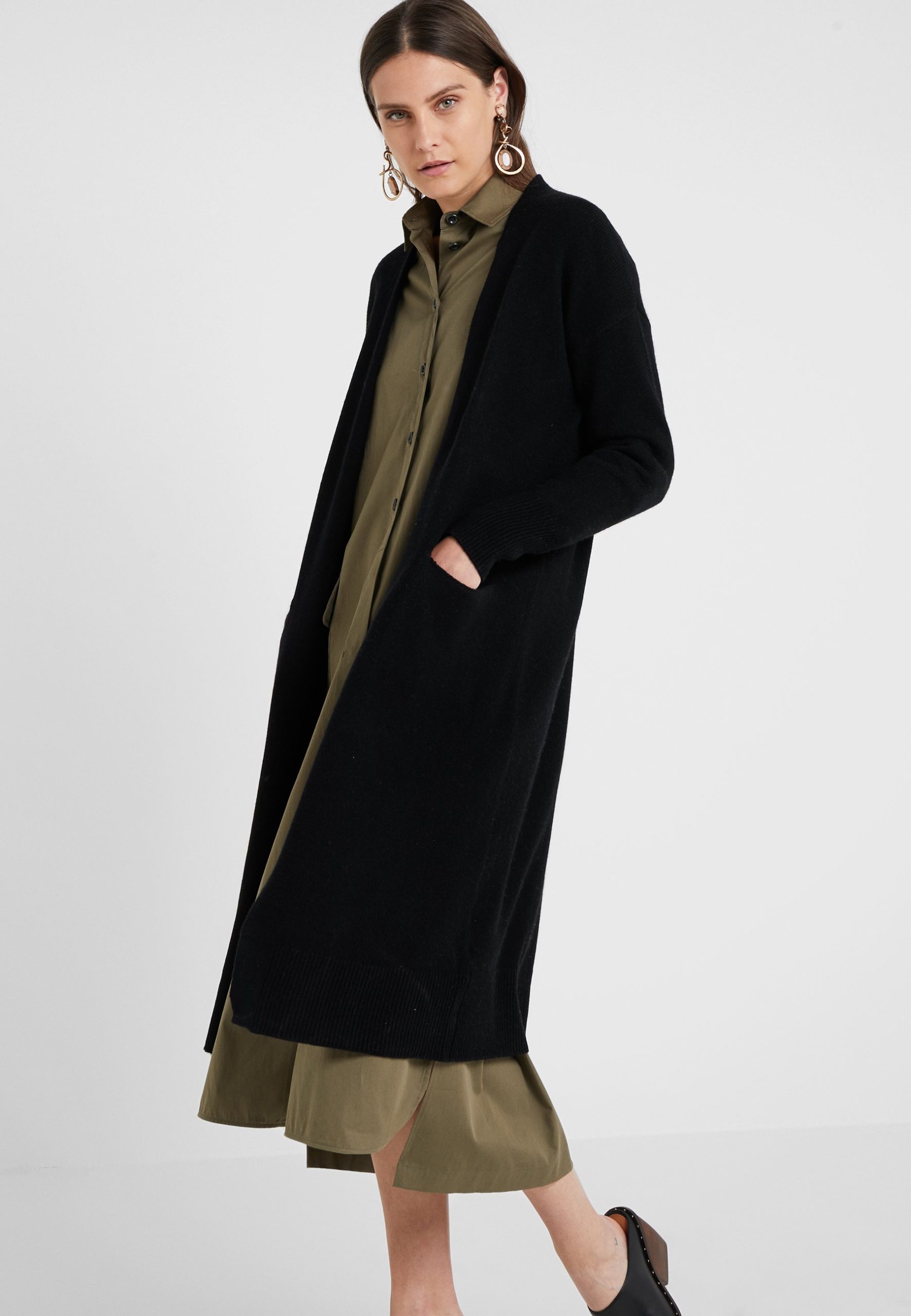 strickjacke-schwarz-lang-038nso-1.jpg strickjacke schwarz lang – Bild 1